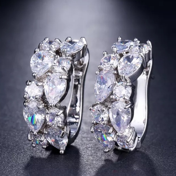 NEW!๐๐GORGEOUS! SILVERY! CZ! HOOPS!๐๐STUNNING! - Picture 6 of 8